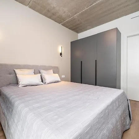 Luxury Near Downtown Apartment *